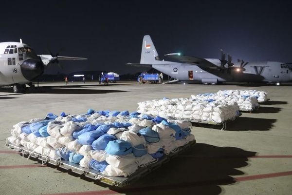TNI mengerahkan dua pesawat Hercules untuk mengirimkan 27,09 ton bantuan tahap pertama bagi masyarakat terdampak gempa bumi di Nusa Tenggara Timur (NTT), pada Sabtu (15/8/2026). (Foto: Dok/Istimewa/Puspen TNI)