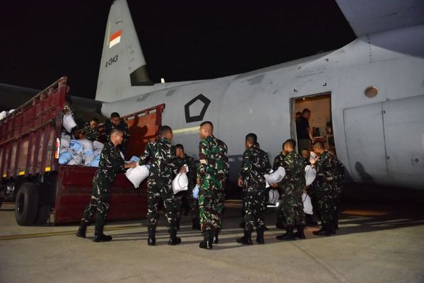TNI mengerahkan dua pesawat Hercules untuk mengirimkan 27,09 ton bantuan tahap pertama bagi masyarakat terdampak gempa bumi di Nusa Tenggara Timur (NTT), pada Sabtu (15/8/2026). (Foto: Dok/Istimewa/Puspen TNI)