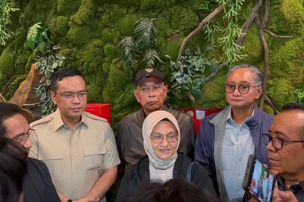 Direktur Utama Telkom Dian Siswarini memaparkan progress perbaikan infrastruktur dan layanan TelkomGroup pada agenda Rapat Koordinasi Penanganan Gempa wilayah Nusa Tenggara Timur, bersama jajaran pemerintah dan BUMN, di Labuan Bajo, Minggu (16/8/2026