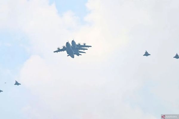 Pesawat angkut A400M dan empat jet Rafale dari TNI AU membentuk formasi saat terbang usai Upacara Peringatan Detik-Detik Proklamasi Kemerdekaan ke-81 Republik Indonesia di Istana Merdeka, Jakarta, Senin (17/8/2026). HUT Ke-81 RI tersebut mengangkat t