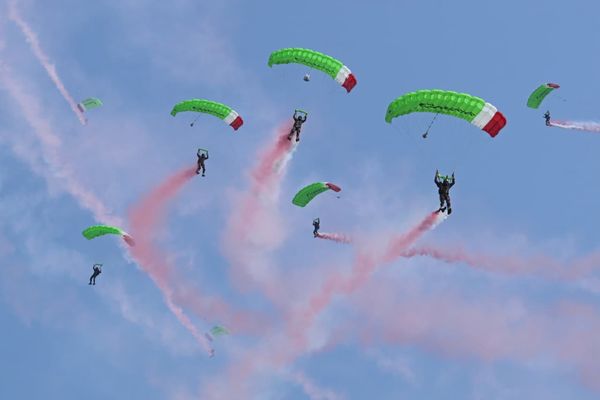 17 Penerjun Kopassus dan Kekuatan Alutsista Udara Semarakkan HUT ke-81 Kemerdekaan RI