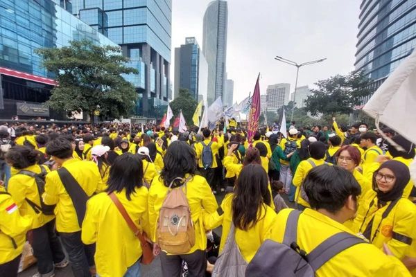 Ratusan mahasiswa bertahan di depan Gedung UOB di Jalan Jenderal Sudirman, Jakarta Pusat karena akses ke Bundaran HI dibatasi oleh petugas kepolisian
