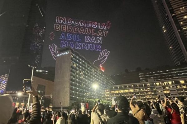 Masyarakat mengabadikan momen pertunjukan atraksi drone yang menampilkan ilustrasi bercerita perjalanan Indonesia dalam memperingati Hari Ulang Tahun (HUT) ke-81 Kemerdekaan Republik Indonesia, mewarnai langit Bundaran HI, Jakarta