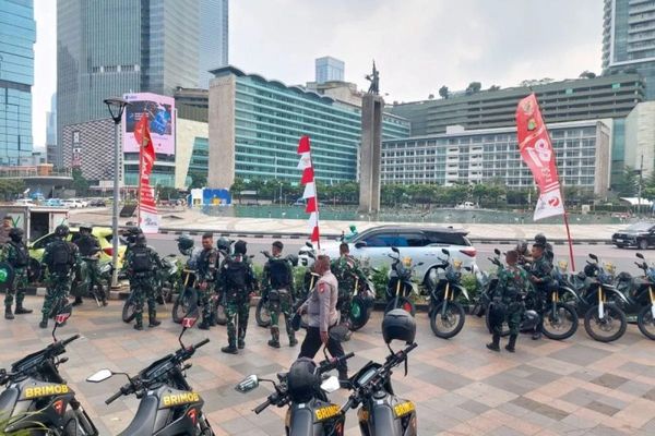 Personel gabungan TNI-Polri bersiaga di kawasan Bundaran Hotel Indonesia (HI), Jakarta Pusat jelang unjuk rasa mahasiswa