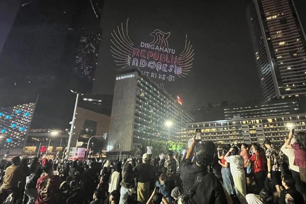 Masyarakat mengabadikan momen pertunjukan atraksi drone yang menampilkan ilustrasi bercerita perjalanan Indonesia dalam memperingati Hari Ulang Tahun (HUT) ke-81 Kemerdekaan Republik Indonesia, mewarnai langit Bundaran HI, Jakarta