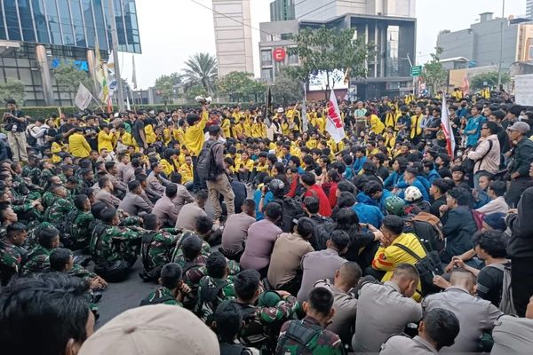 Arsip - Massa aksi unjuk rasa yang terdiri dari mahasiswa berbagai kampus duduk bersama aparat keamanan dalam orasi di kawasan Jalan MH Thamrin sekitar Bundaran HI, Jakarta Pusat