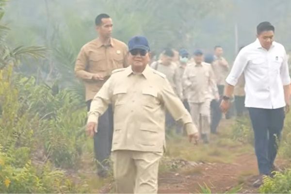 Prabowo Tinjau Langsung Lokasi Karhutla di Kalimantan Barat