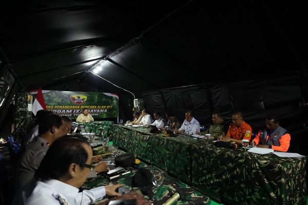 Presiden Prabowo Pimpin Rapat Bersama di NTT