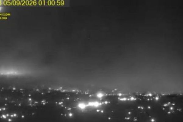 Gunung Anak Krakatau yang berada di kawasan Selat Sunda kembali menunjukkan aktivitas vulkanik tinggi