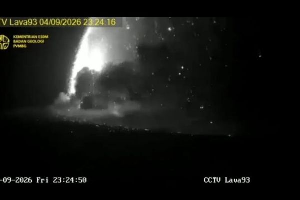 Gunung Anak Krakatau melontarkan lava fountain atau lava air mancur Jumat, 4 September 2026, malam pukul 23.24 WIB