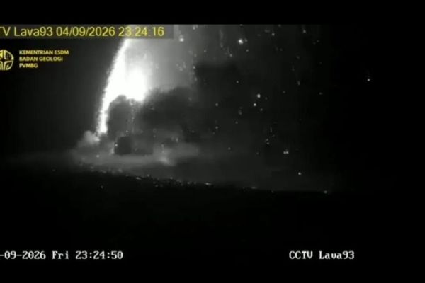 Gunung Anak Krakatau melontarkan lava fountain atau lava air mancur Jumat, 4 September 2026, malam pukul 23.24 WIB. (Foto: Antara)
