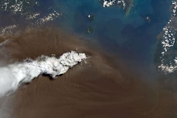 Gunung Anak Krakatau Erupsi