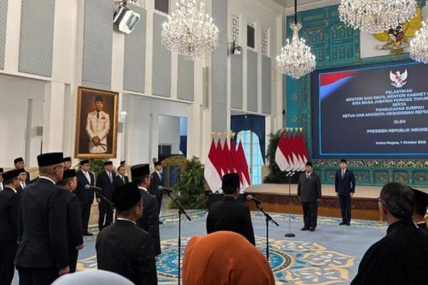 Presiden Prabowo Subianto melantik menko, menteri, wamen, kepala badan dan Ombudsman di Istana Negara, Jakarta, Kamis, 1 Oktober 2026.