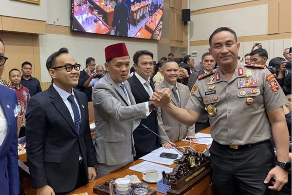 Calon tunggal Kapolri Komjen Pol. Suyudi Ario Seto menjabat tangan Ketua Komisi III DPR RI usai uji kelayakan dan kepatutan di kompleks parlemen, Jakarta, Kamis (1/10/2026). ANTARA/Fath Putra