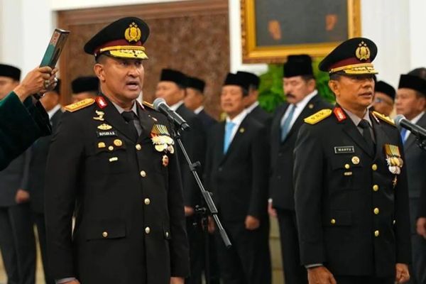Jenderal Pol. Suyudi Ario Seto (kiri) dan Komjen Pol. Wahyu Hadiningrat dilantik sebagai Kapolri dan Wakapolri oleh Presiden Prabowo Subianto di Istana, Negara, Jakarta