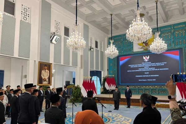 Presiden Prabowo Subianto melantik Komisaris Jenderal Polisi Dedy Prasetyo sebagai Kepala Badan Reforma Agraria Nasional (BRAN) di Istana Negara, Jakarta, Kamis (1/10/2026). 