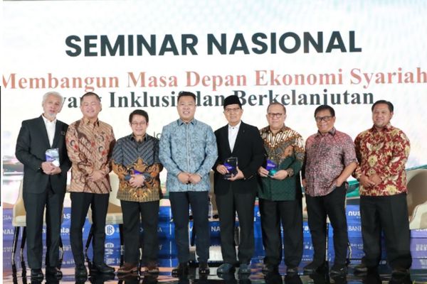 (ki-ka) Ekonom Syariah Adiwarman Azwar Karim, Direktur Bisnis NTV Esmal Diansyah, Kepala Departemen Ekonomi dan Keuangan Syariah Bank Indonesia (BI) Dadang Muljawan, Direktur Utama Nusantara TV Randy M Tampubolon, Wakil Ketua MUI KH M Cholil Nafis, F