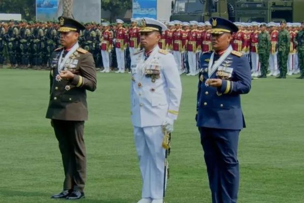 Pangdivif 1 Kostrad Mayjen TNI Ahmad Fikri Musmar (kanan), Dankodaeral XIII Laksda TNI Sumarji Bimoaji, dan Pangkodau I Marsda TNI Erwin Sugiandi saat memakai PDU baru dalam upacara peringatan HUT Ke-81 TNI di Cilangkap, Jakarta Timur, Senin (5/10/20