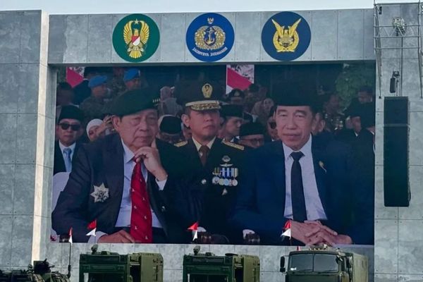 Presiden ke-7 RI Joko Widodo (kanan) dan Presiden ke-6 RI Susilo Bambang Yudhoyono (kiri) menghadiri upacara peringatan HUT Ke-81 TNI di Lapangan PRIMA Mabes TNI, Jakarta, Senin (5/10/2026).