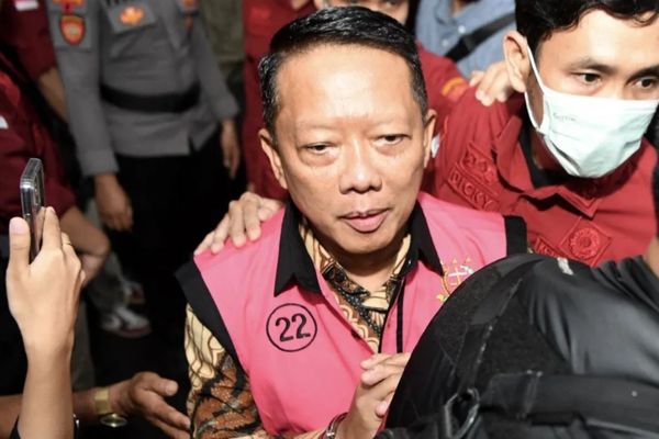 Terdakwa kasus dugaan pemerasan dan tindak pidana pencucian uang (TPPU), Febrie Adriansyah (kiri), bersiap mengikuti sidang pembacaan dakwaan di Pengadilan Tipikor Jakarta, Rabu, 7 Oktober 2026. Mantan Jaksa Agung Muda Tindak Pidana Khusus tersebut d