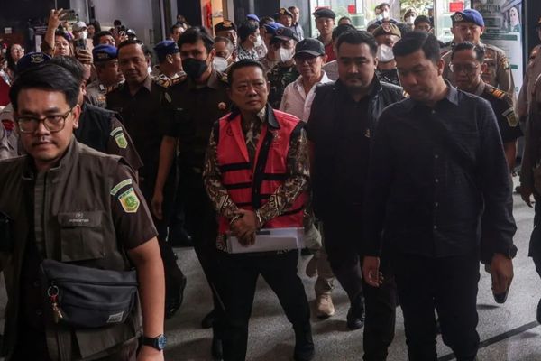 Terdakwa kasus dugaan pemerasan dan tindak pidana pencucian uang (TPPU), mantan Jaksa Agung Muda Tindak Pidana Khusus Kejaksaan Agung Febrie Adriansyah (tengah), berjalan menuju ruang sidang di Pengadilan Tipikor Jakarta, Rabu, 14 Oktober 2026. Sidan