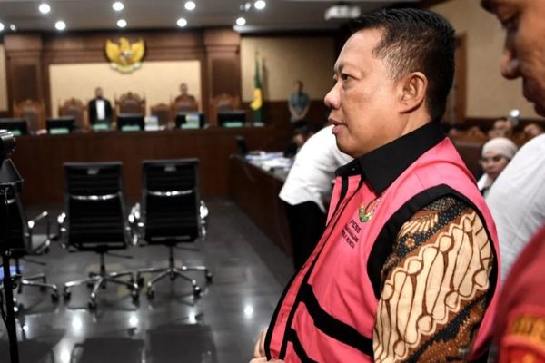 Terdakwa kasus dugaan pemerasan dan tindak pidana pencucian uang (TPPU) Febrie Adriansyah (kiri) bersiap mengikuti sidang pembacaan dakwaan di Pengadilan Tipikor Jakarta, Rabu, 7 Oktober 2026. Mantan Jaksa Agung Muda Tindak Pidana Khusus Kejaksaan Ag