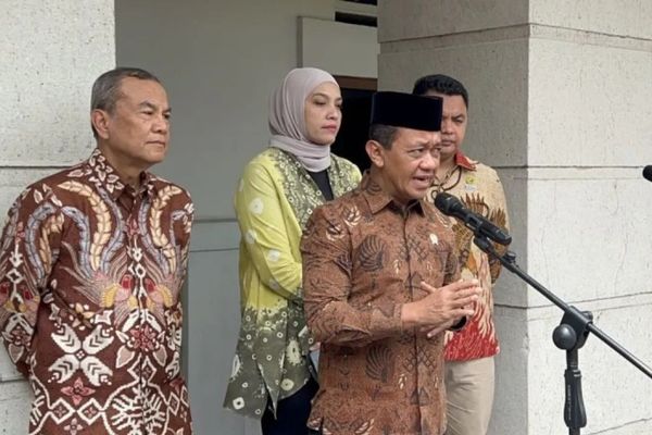 Menteri Koordinator Bidang Hilirisasi dan Transisi Energi Bahlil Lahadalia memberi keterangan ketika dijumpai di Kantor Kementerian ESDM, Jakarta, Jumat, 16 Oktober 2026.