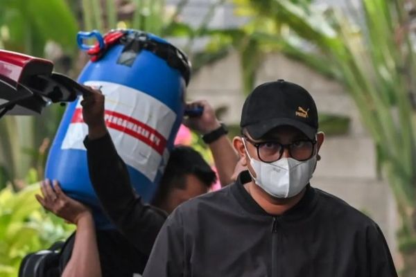 Bupati Klaten Hamenang Wajar Ismoyo (kanan) yang terjaring dalam operasi tangkap tangan (OTT) dan ember yang diduga untuk menyimpan hasil korupsi tiba di Gedung Merah Putih KPK, Jakarta, Jumat, 16 Oktober 2026. KPK lanjut memeriksa 9 orang dari Klate