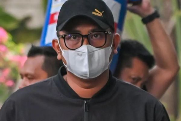 Bupati Klaten Hamenang Wajar Ismoyo yang terjaring dalam operasi tangkap tangan (OTT) dan ember yang diduga untuk menyimpan hasil korupsi tiba di Gedung Merah Putih KPK, Jakarta, Jumat (16/10/2026). KPK lanjut memeriksa 9 orang dari Klaten, Jawa Teng