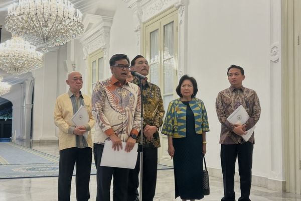 Prabowo Subianto menerima laporan Dewan Ekonomi Nasional (DEN) dalam pertemuan di Istana Merdeka, Jakarta, pada Selasa, 20 Oktober 2026