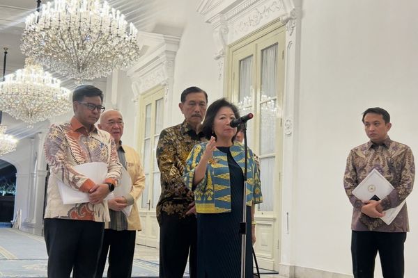 Prabowo Subianto menerima laporan Dewan Ekonomi Nasional (DEN) dalam pertemuan di Istana Merdeka, Jakarta, pada Selasa, 20 Oktober 2026