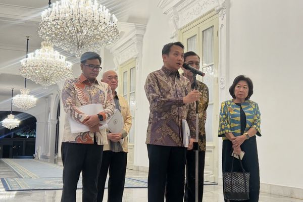 Prabowo Subianto menerima laporan Dewan Ekonomi Nasional (DEN) dalam pertemuan di Istana Merdeka, Jakarta, pada Selasa, 20 Oktober 2026