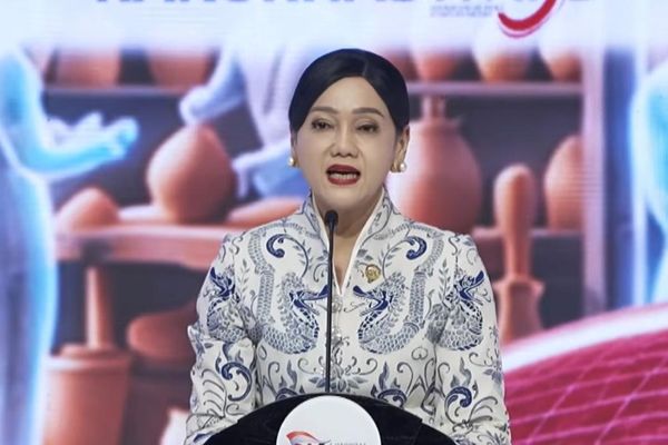 Ketua Dewan Komisioner Otoritas Jasa Keuangan (OJK) Friderica Widyasari Dewi menyampaikan penyaluran kredit melalui program pembiayaan melawan rentenir mencapai Rp64,8 triliun kepada 2,3 juta debitur.