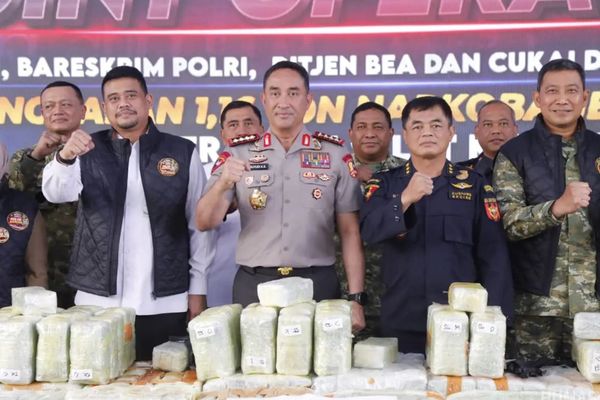 Kapolri Jenderal Polisi Suyudi Ario Seto bersama jajaran TNI, BNN, dan Ditjen Bea dan Cukai menunjukkan barang bukti hasil pengungkapan penyelundupan 1,16 ton ketamin dalam operasi gabungan.