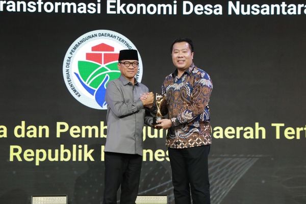 Menteri Desa dan Pembangunan Daerah Tertinggal Yandri Susanto Raih Nusantara Awards Kategori Orkestrator Transformasi Ekonomi Desa