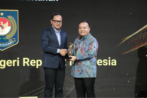 Kemendagri Raih Nusantara Awards Kategori Akselerator Ekonomi Daerah dan Benteng Tata Kelola Pemerintahan