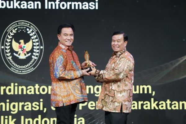 Menko Bidang Hukum, Hak Asasi Manusia, Imigrasi, dan Pemasyarakatan RI Yusril Ihza Mahendra menerima penghargaan Nusantara Award 2026 yang diserahkan oleh Presiden Komisaris NT Corp Nurdin Tampubolon/Foto: Toga Ibnu Pratama.