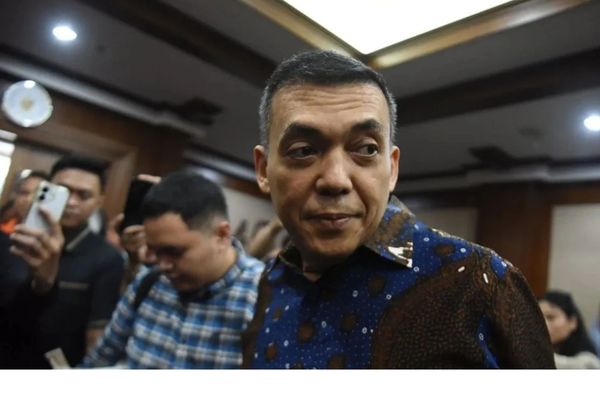 Terdakwa kasus dugaan pemerasan dan gratifikasi pengurusan izin tinggal WNA di lingkungan Ditjen Imigrasi, Silmy Karim (kanan) berjalan memasuki ruangan untuk mengikuti sidang pembacaan surat dakwaan di Pengadilan Tipikor, Jakarta, Kamis (29/10/2026)