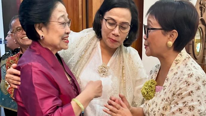 Sri Mulyani berbincang akrab dengan Megawati Soekarnoputri dan Menlu Retno Marsudi saat Lebaran 2024