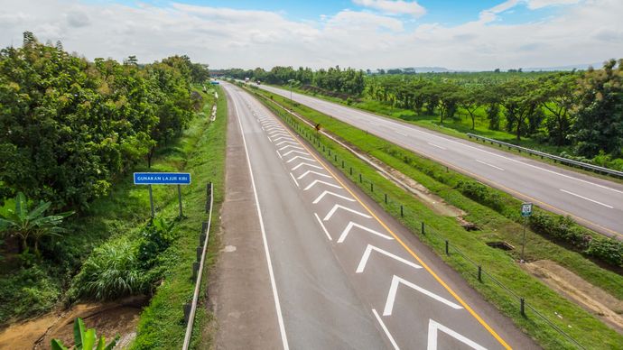 Marka speed reducer di jalan tol