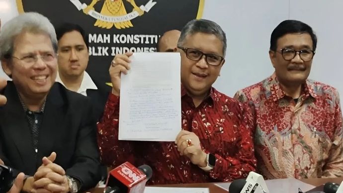 Sekjen PDIP Hasto Kristiyanto menunjukkan surat Megawati Soekarnoputri. (Antara) 