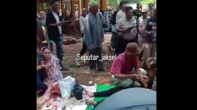 Pengunjung Taman Margasatwa Ragunan tertimpa dahan pohon berukuran besar. (Instagram) 