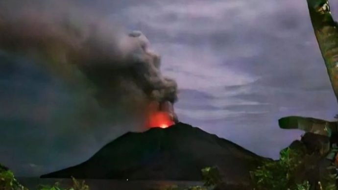 Gunung Ruang di Sulawesi Utara tengah erupsi. (Antara) 