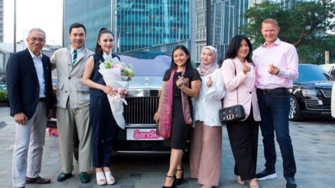 Harvey Moeis saat memberikan kado Rolls-Royce ke istrinya, artis Sandra Dewi. (Instagram) 