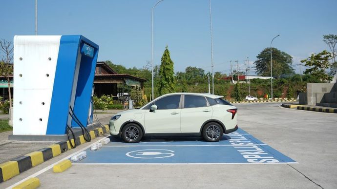 Mobil listrik sedang melakukan pengisian daya.