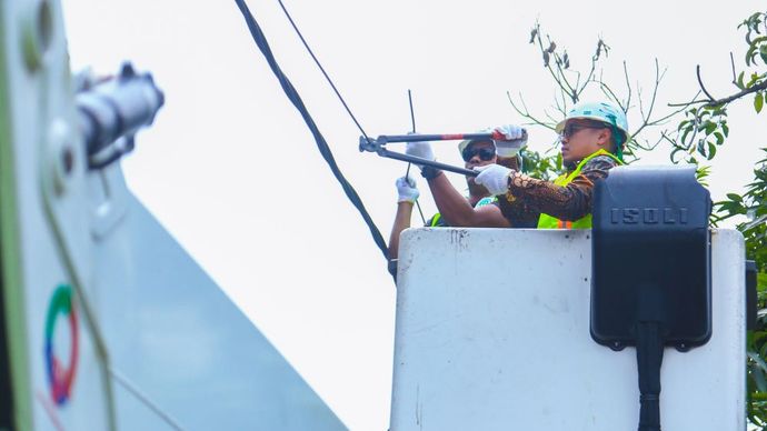 Wakil Wali Kota Tangsel Pilar Saga Ichsan bertindak tegas dengan melakukan pemotongan kabel semrawut yang berada di sepanjang jalan Parakan Raya. (Foto: Pemkot Tangsel)