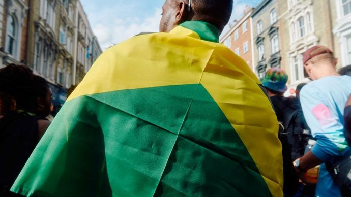 Seorang pria membalut tubuhnya dengan bendera Jamaika/ist