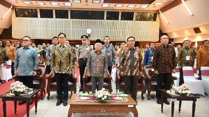 Wapres KH Ma'ruf Amin hadir memberikan arahan pada Rapat Kerja Nasional Bangga Kencana yang digelar Badan Kependudukan dan Keluarga Berencana Nasional (BKKBN) di Auditorium BKKBN, Jakarta, Kamis(25/4/2024). (Foto: RN, BPMI-Setwapres)