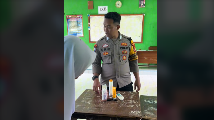 Anggota polisi merazia kosmetik di sekolah