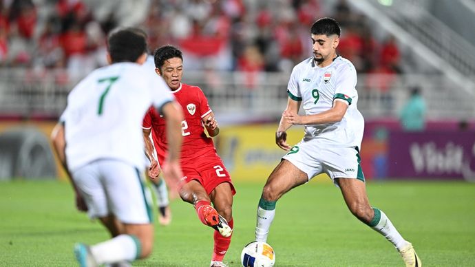 Dua pemain Irak mengawal pergerakan pemain Indonesia pada perebutan tempat ketiga Piala Asia U-23 20